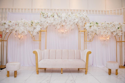 3 delige weddingstage met vallende bloemen,