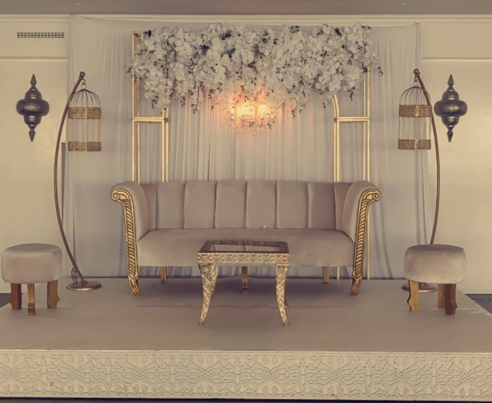 Hennastage met vallende bloemen