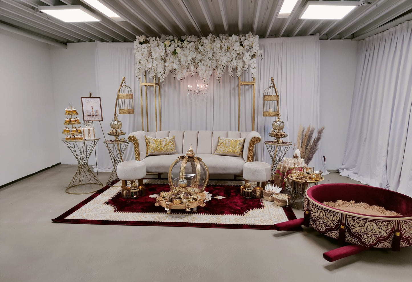 Hennastage met vallende bloemen